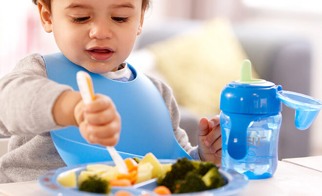 Comment faire &eacute;voluer l&rsquo;alimentation de b&eacute;b&eacute; ?